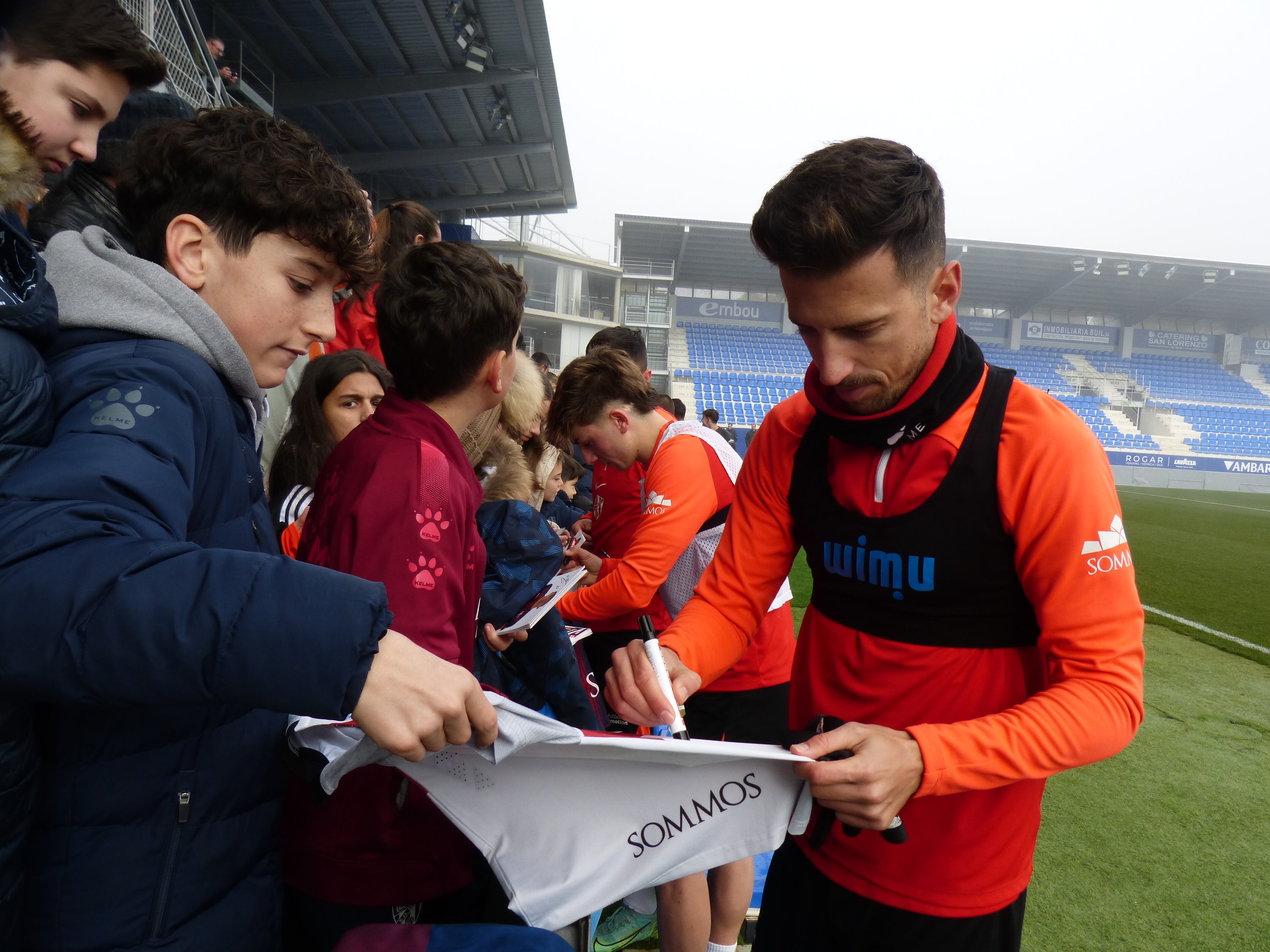Juan Carlos firmando una camiseta de la SD Huesca