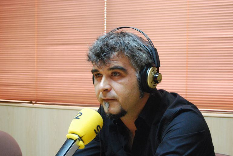 Foto de archivo. Gabriel Ortega, portavoz de Ganar Móstoles en los estudios de Ser Madrid Oeste