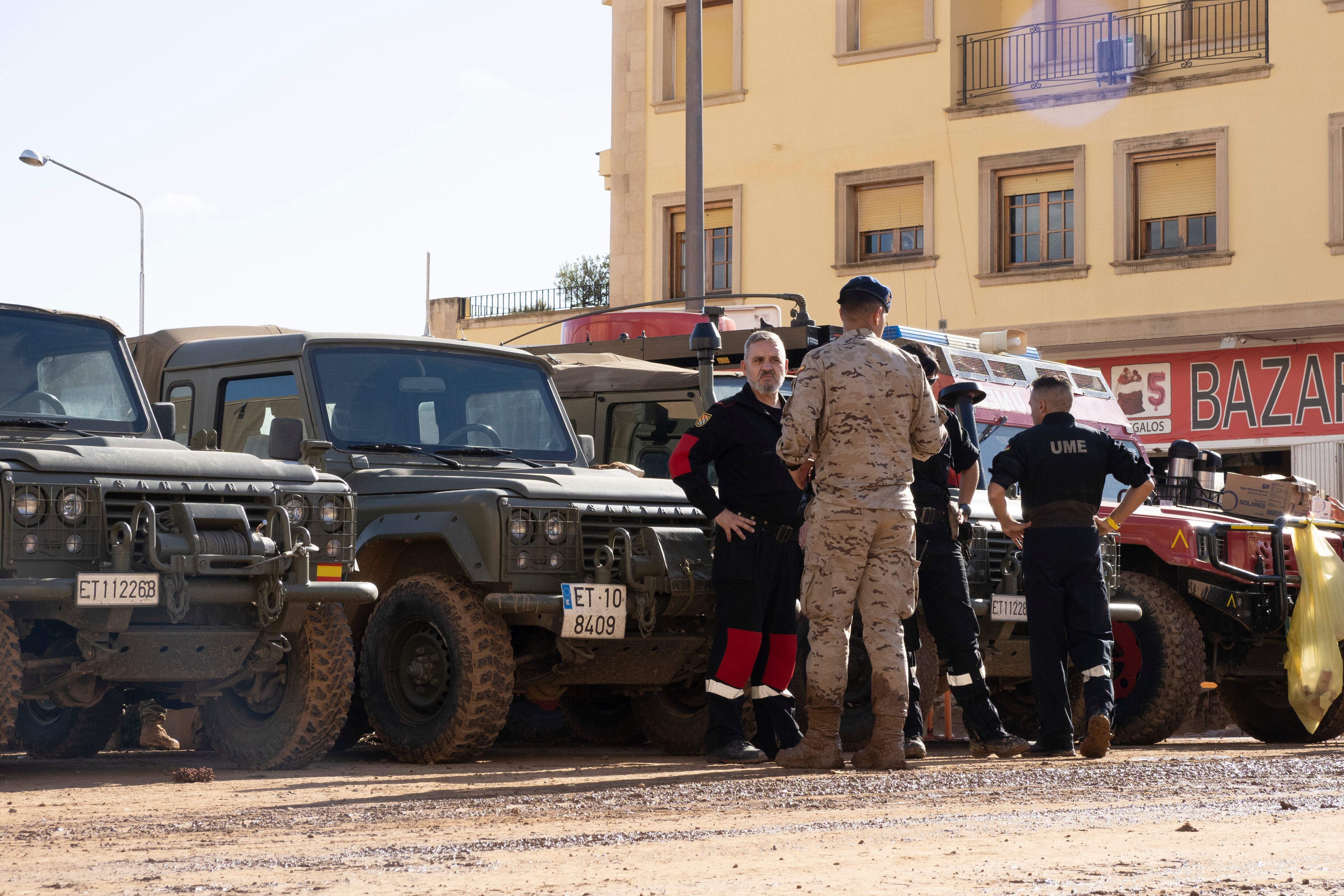 UTIEL (VALENCIA), 02/11/2024.- Voluntarios de todas partes de España están colaborando la limpieza de casas y calles de Utiel (Valencia) afectadas por la DANA, este sábado. En la imagen, efectivos de la UME en la localidad. EFE/ Alvaro Del Olmo