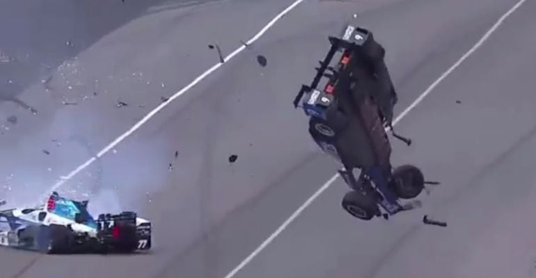 El monoplaza de Scott Dixon sale volando por los aires tras chocarse con Jay Howard