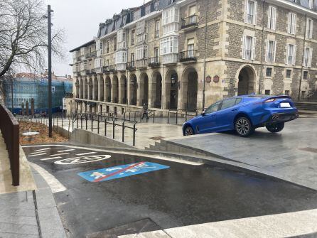 La nueva vía por la que se debe circular está a la izquierda del coche azul, antes de llegar a las nuevas escaleras de la Cuesta de San Francisco