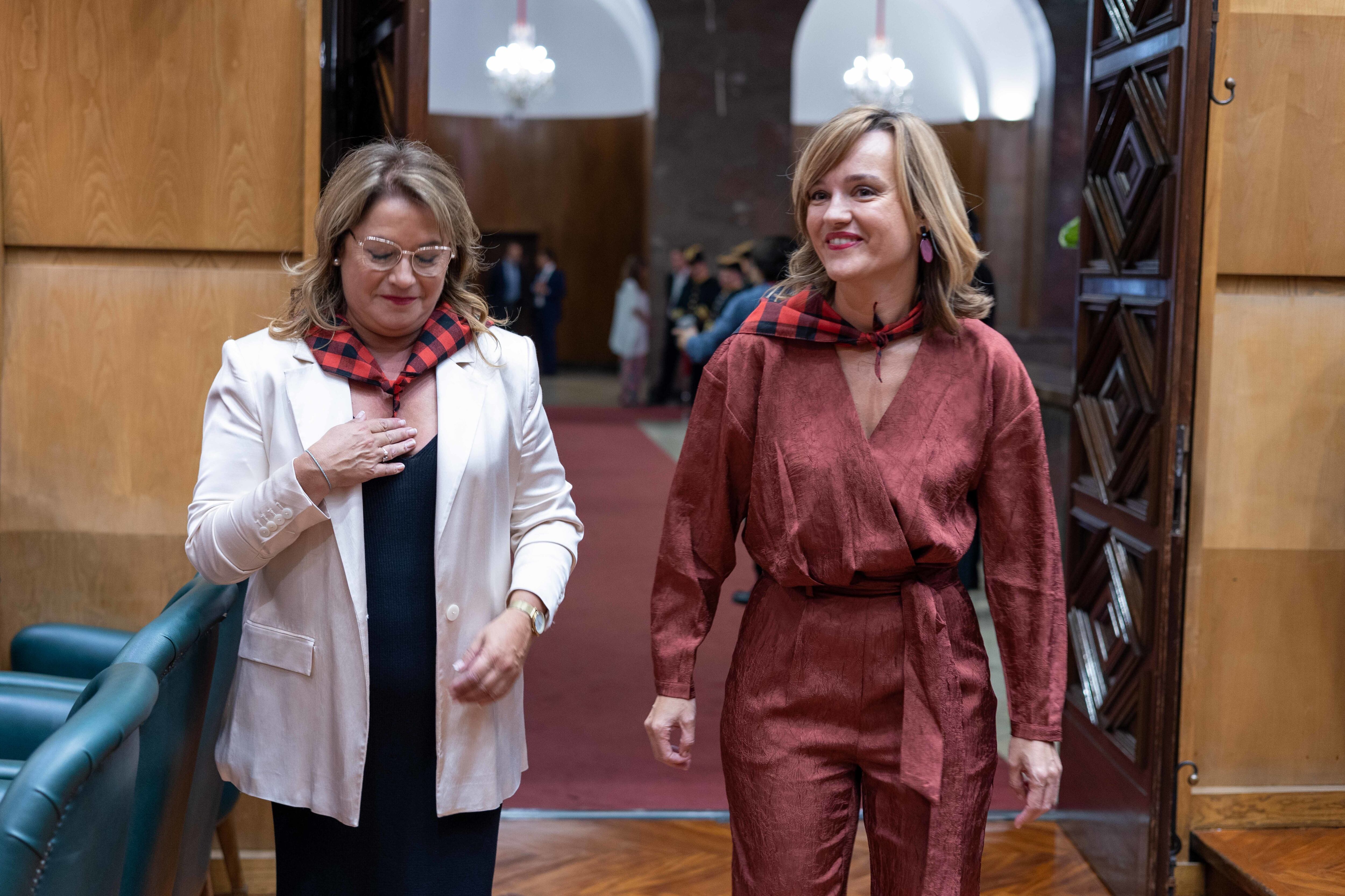 La delegada del Gobierno en Aragón, Rosa Serrano, y la ministra de Educación, Pilar Alegría, en la ceremonia de entrega de las medallas de honor de la ciudad de Zaragoza (Fabian Simon/Europa Press via Getty Images).