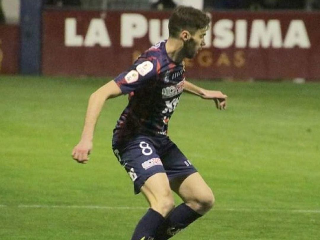 Alberto Oca con el balón