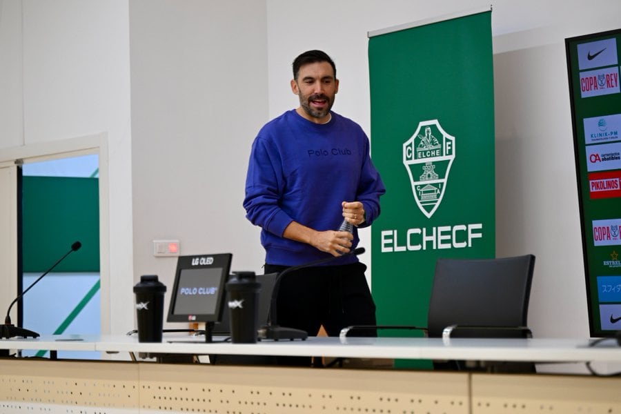 Eder Sarabia en la Sala de Prensa del Martínez Valero antes de la previa copera