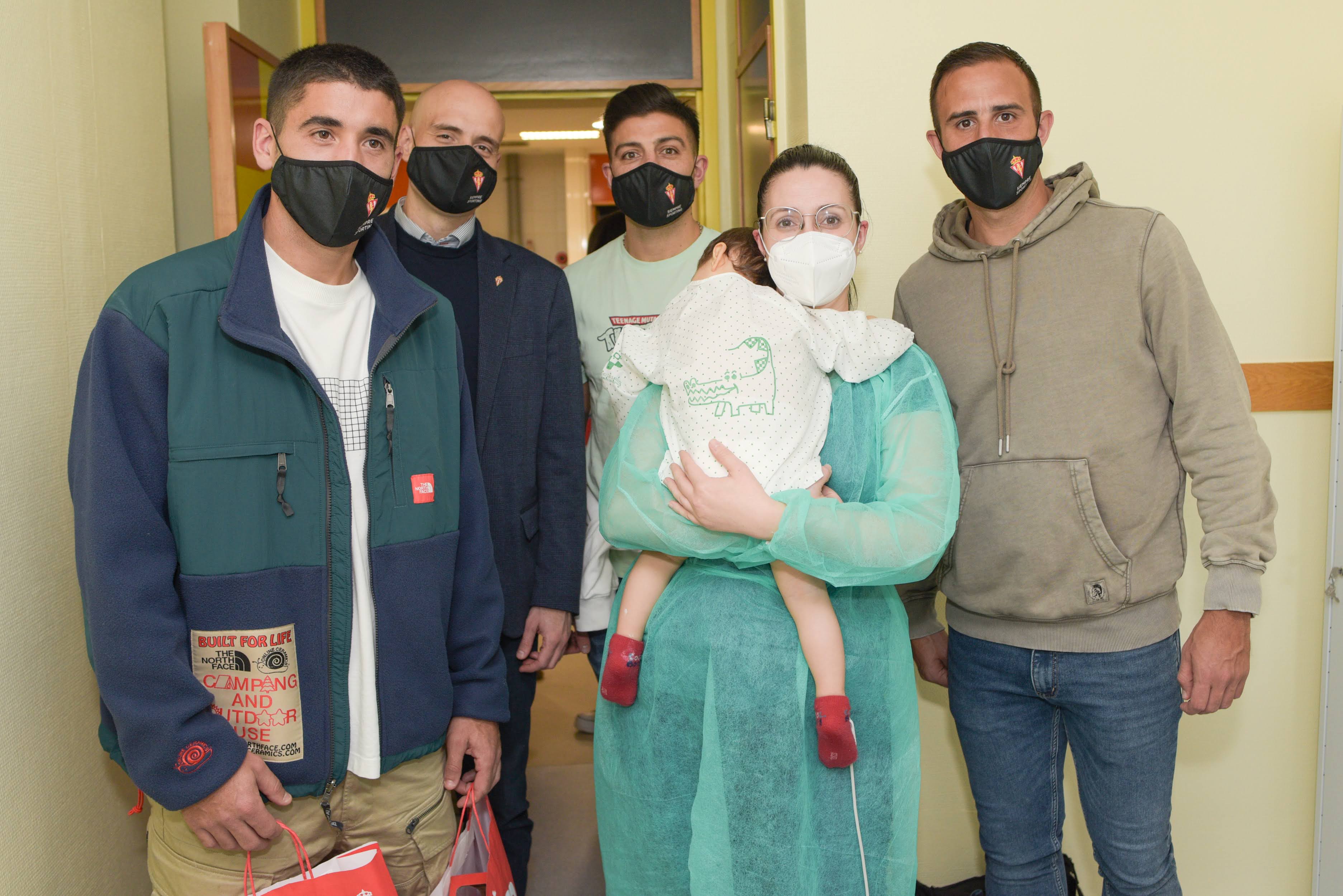 Cote, David Guerra, Gio Zarfino y Cali Izquierdoz durante la visita al Hospital de Cabueñes.