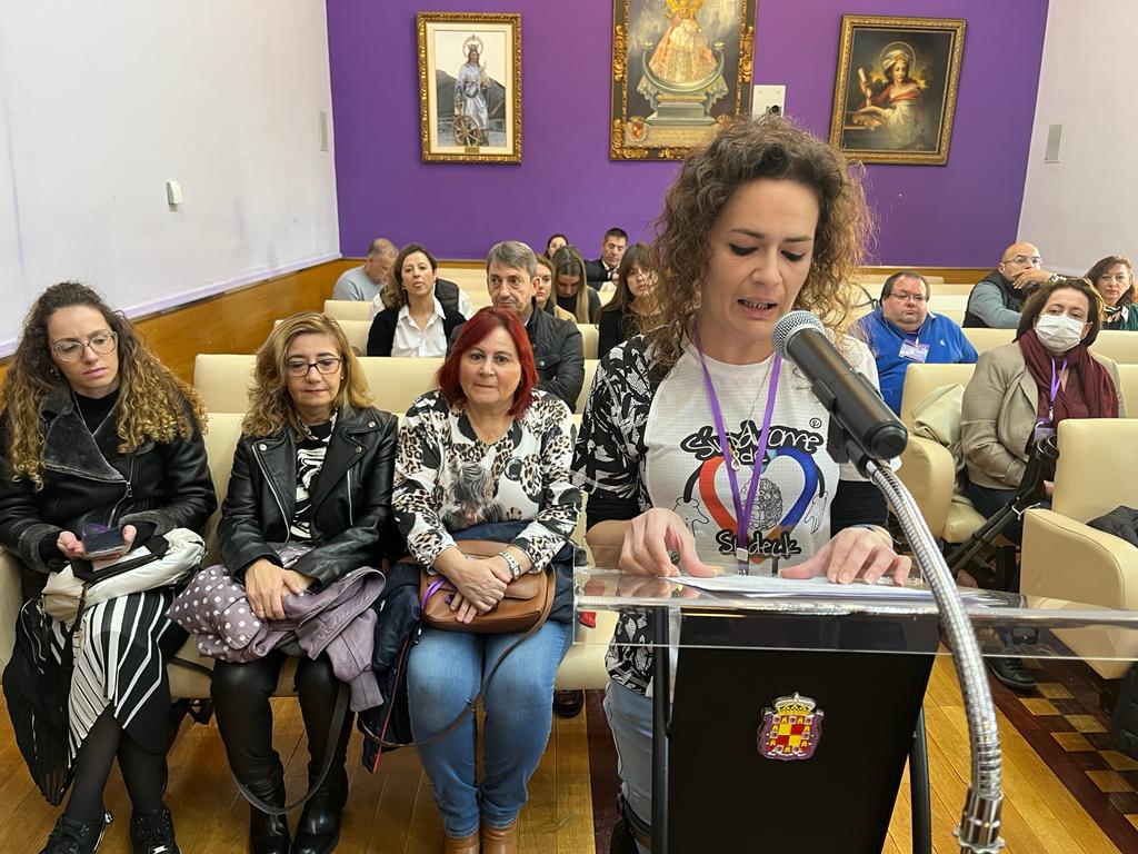 Silvia Ojeda, de la Asociación Más Visibles de Jaén, durante la lectura de una Declaración Institucional en el Ayuntamiento