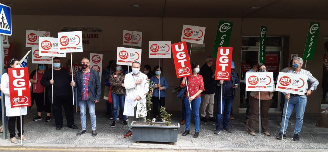 Los sindicatos protestan a las puertas del Complejo Hospitalario de Jaén.