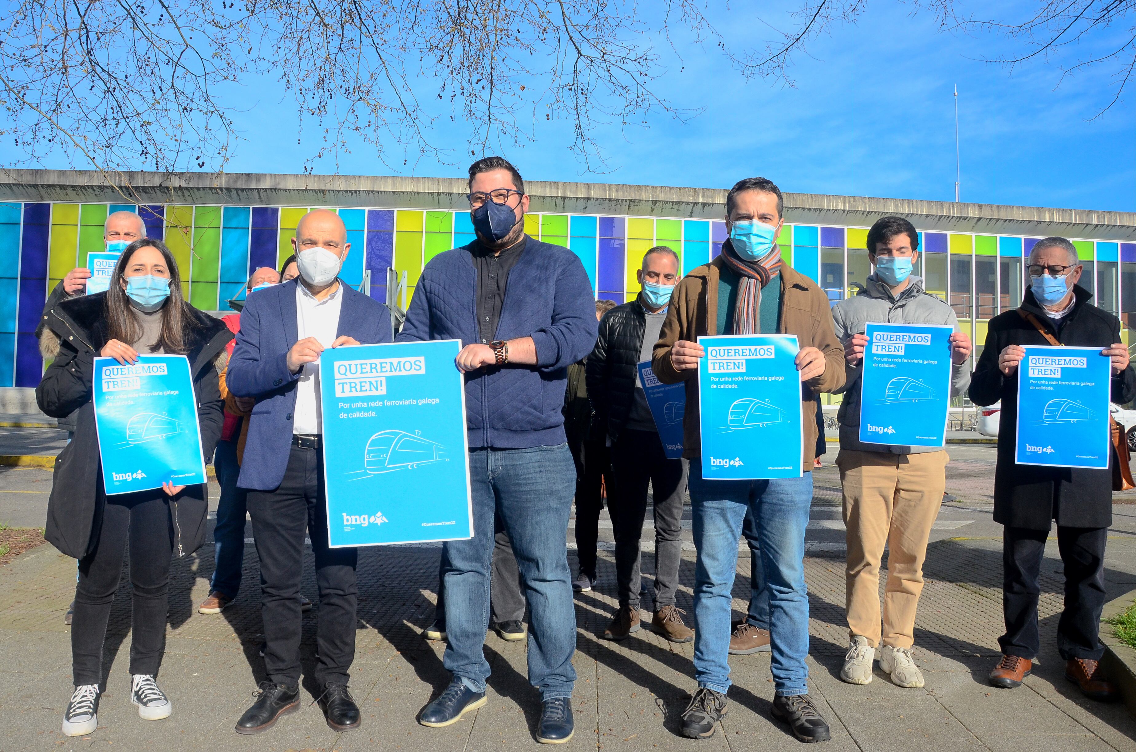 Responsables del BNG en Vigo, Mos y Redondela acompañaron a Néstor Rego en la estación de Urzaiz.