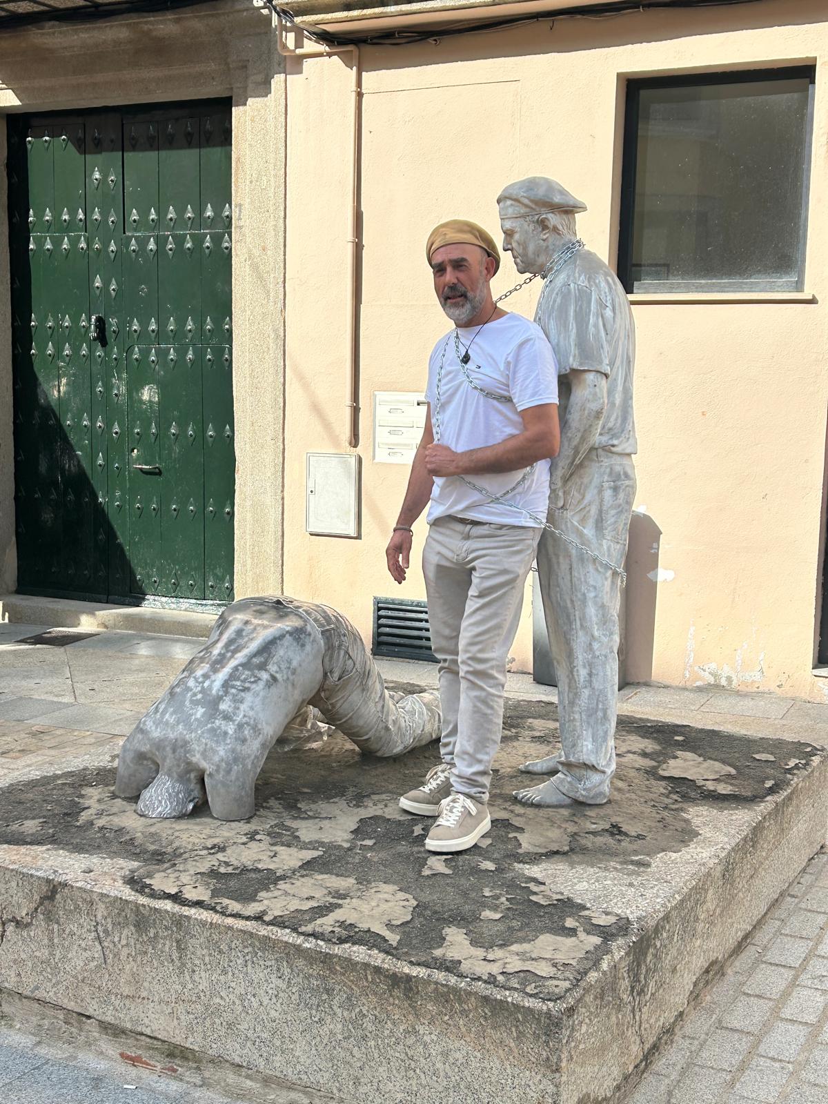 Antonio Morán encadenado a su obra en señal de protesta