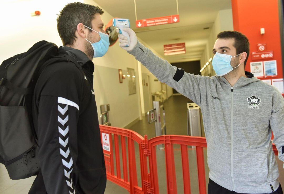 Los  jugadores de Bilbao Basket se toman la temperatura antes de entrenar 