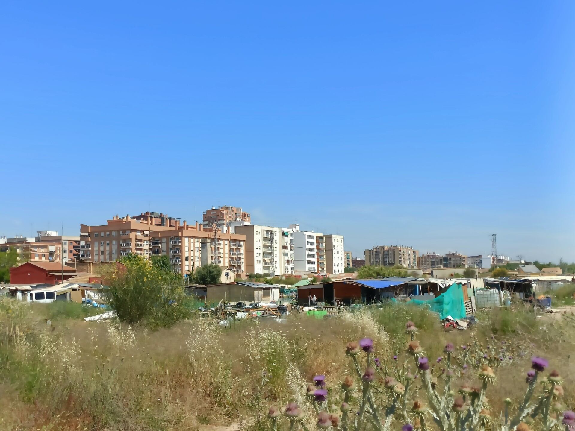 Asentamiento chabolista junto al barrio de Turianova y las vías del tren.