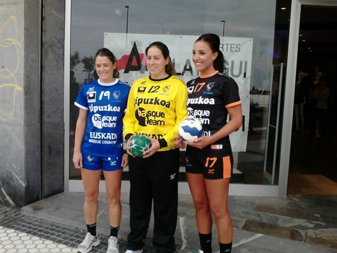 Las jugadoras del Bera Bera, Matxalen Ziarsolo, Ana Temprano y Eli Pinedo, posan con las nuevas camisetas para la temporada 2014-15