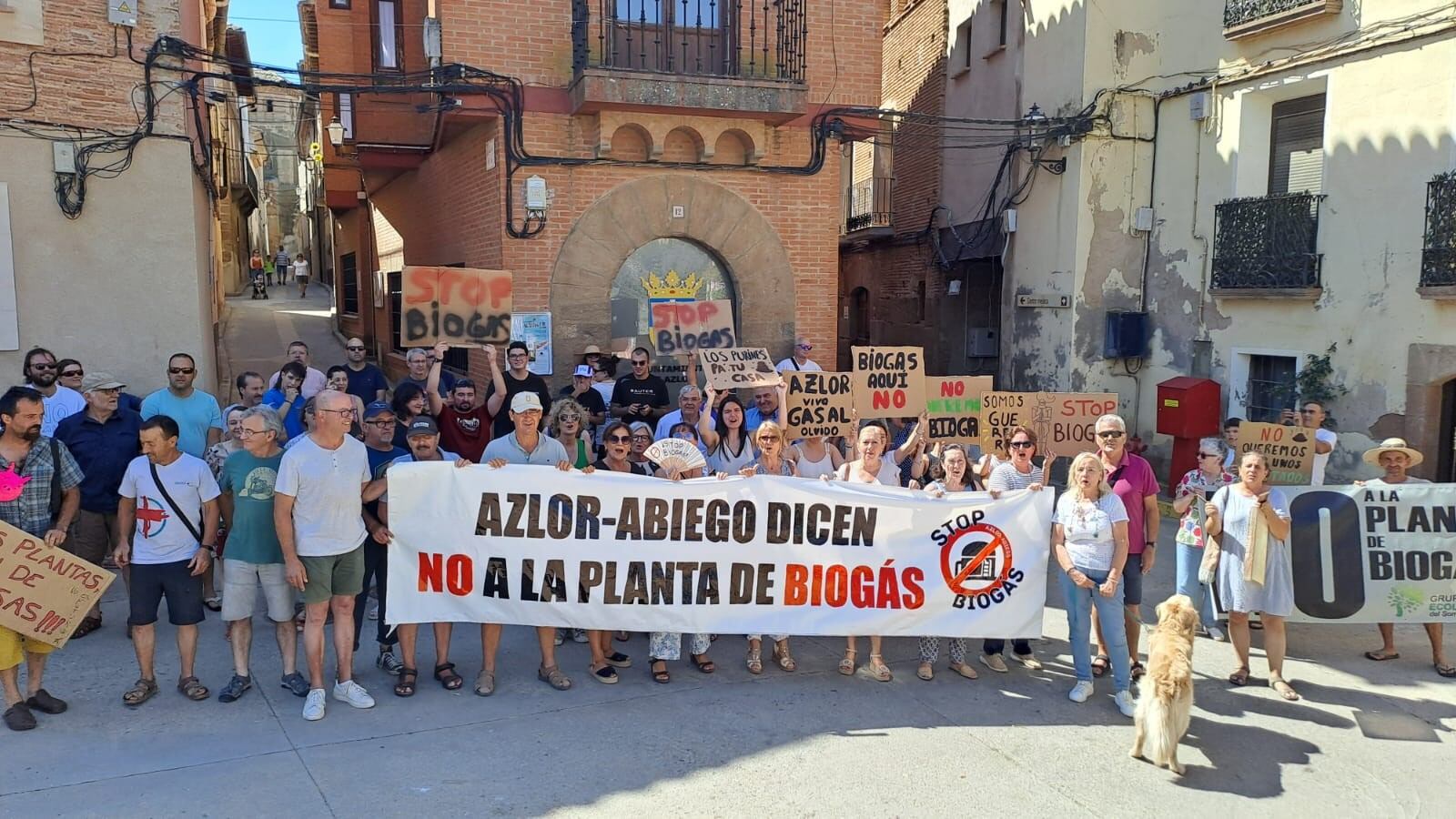 Protesta vecinal en Azlor en contra de la planta de biogás proyectada. Foto: Vox