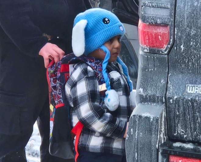 Imagen difundida por el partido demócrata del niño detenido en Minnesota por el ICE / @TheDemocrats