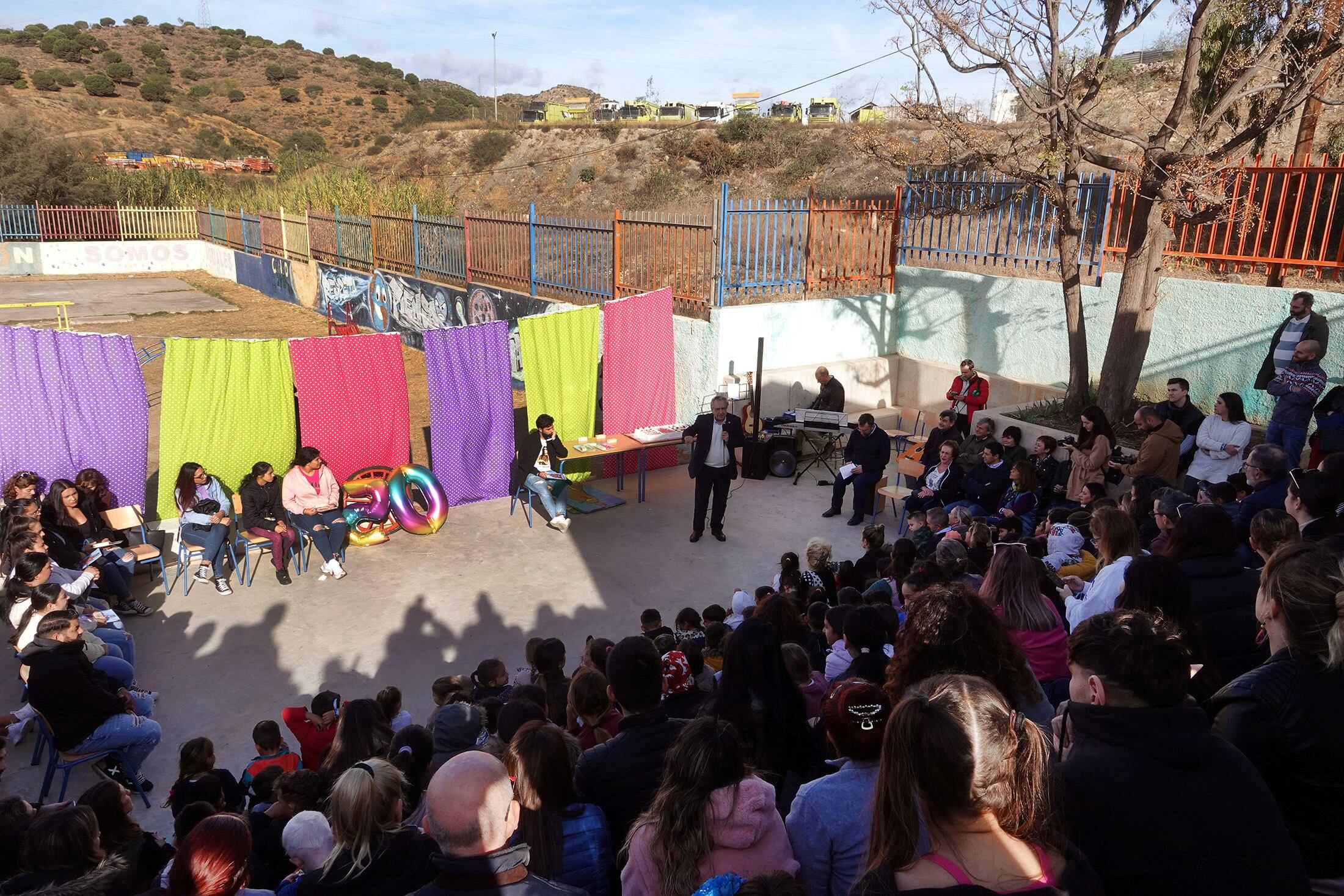 El rector de la UMA en el acto de homenaje al primer universitario que ha salido de Asperones, en el colegio de la barriada: María de la O