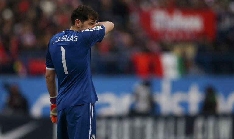 Real Madrid&#039;s goalkeeper Iker Casillas reacts after conceding his third goal during their Spanish first division soccer match against Atletico Madrid at the Vicente Calderon stadium in Madrid, February 7, 2015.          REUTERS/Juan Medina (SPAIN  - Tags: