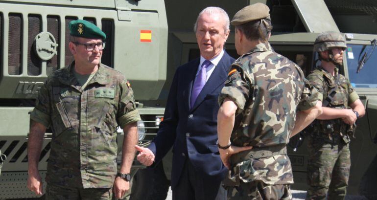 Imatge del ministre Morenés conversant amb dos militars durant la seva visita a la caserna del Bruc de Barcelona