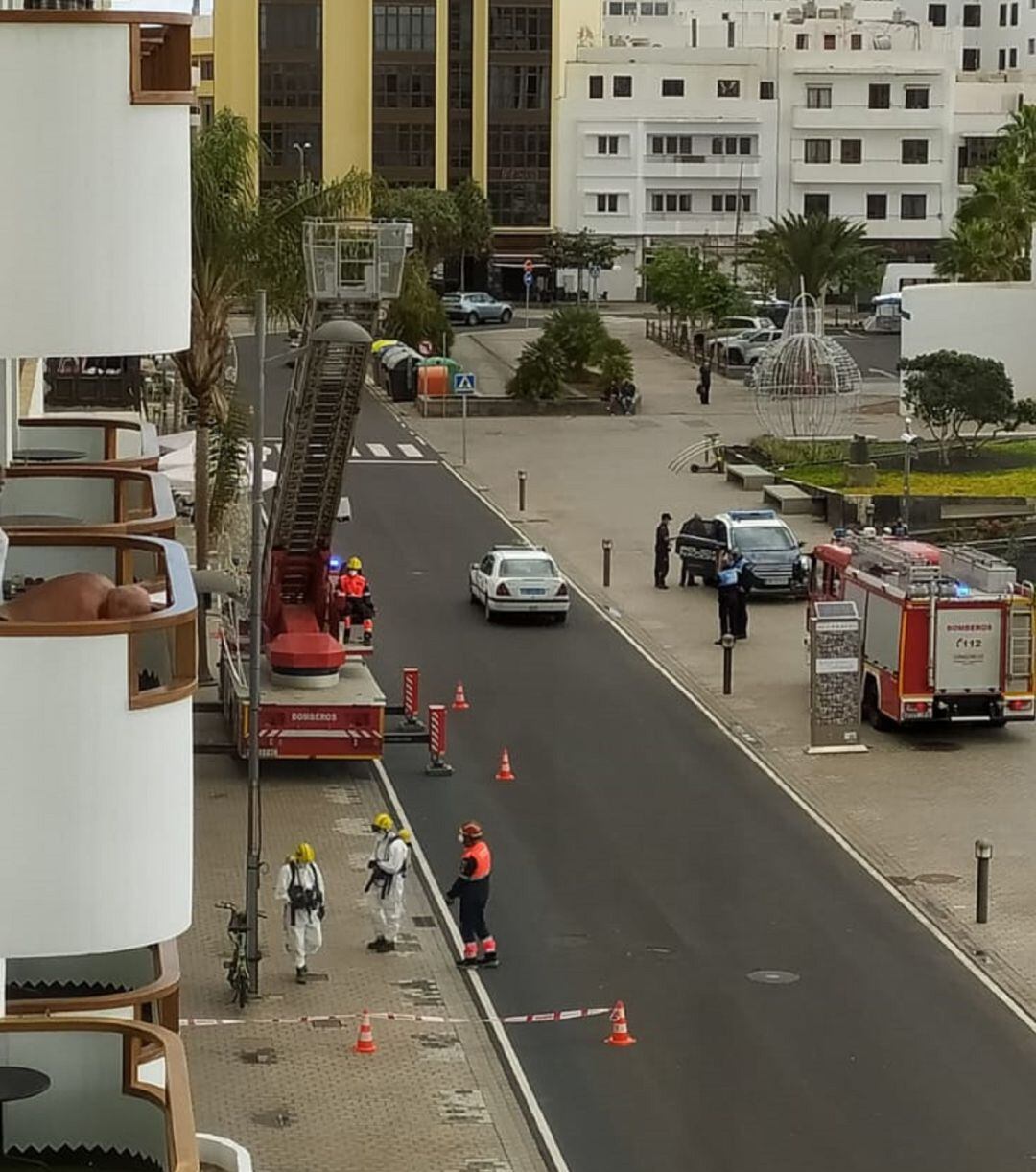 Los bomberos de Lanzarote accediendo a la vivienda.