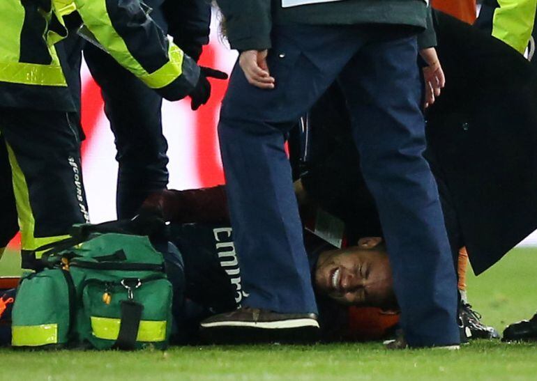 Neymar se duele en el suelo tras la acción de la lesión