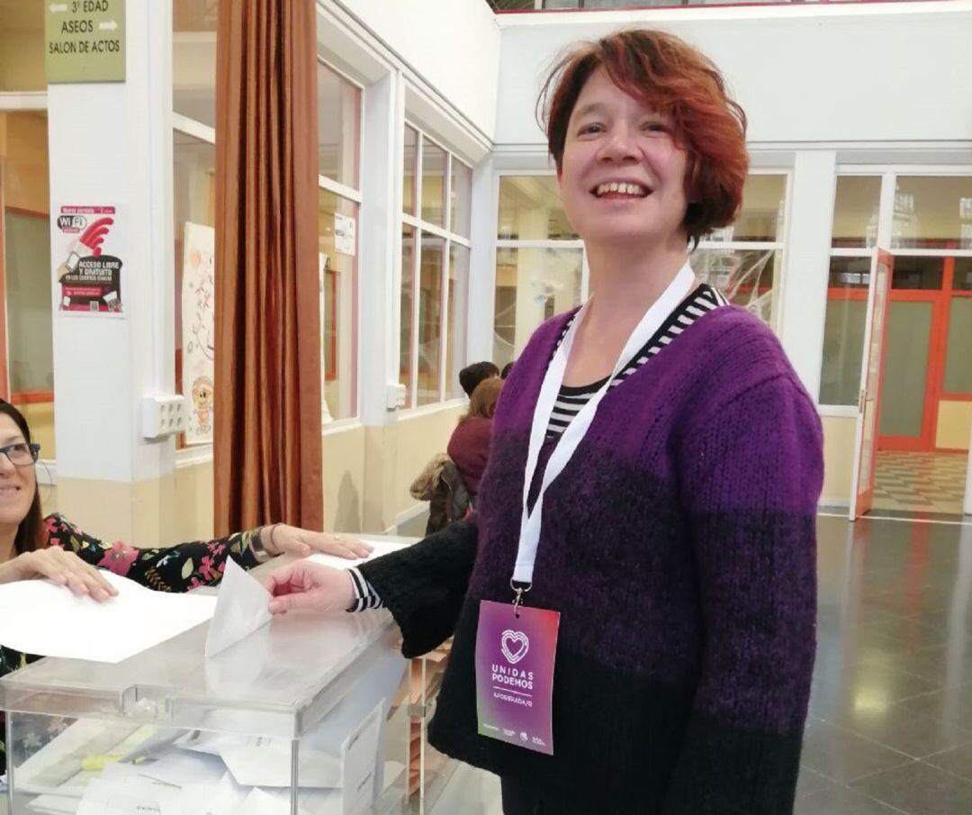 Ana Isabel Calcerrada depositando su voto en Getafe en las últimas Elecciones Generales del año 2019