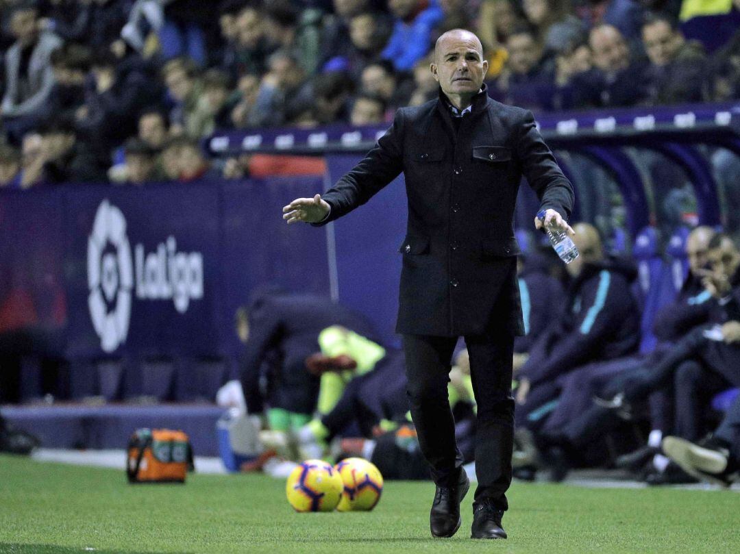 El entrenador del Levante, Paco López, durante el partido de Liga en Primera División ante el FC Barcelona 