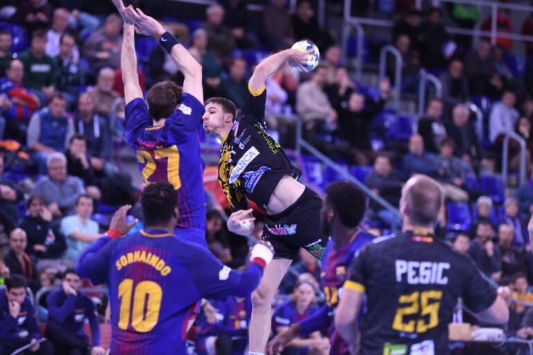 David Fernández intenta un lanzamiento