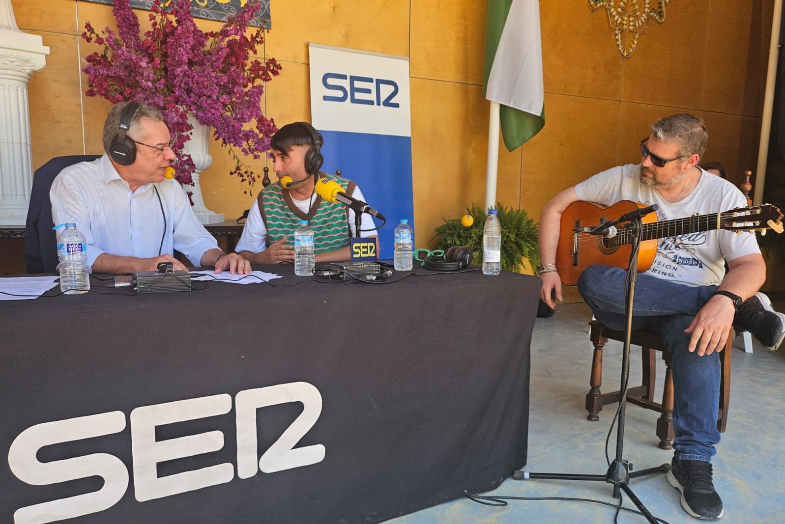 Iván Gallego y Juan José Bando (guitarra) junto a Salomón Hachuel en la Feria de Alcalá de Guadaíra 2024