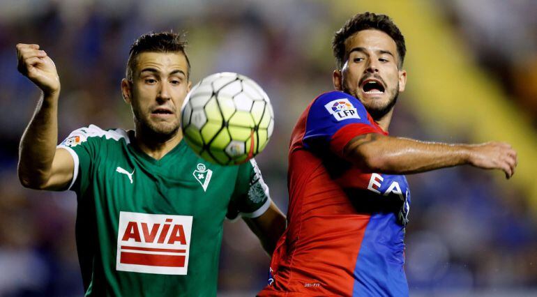 Borja Ekiza disputa un balón con centrocampista del Levante Rubén García