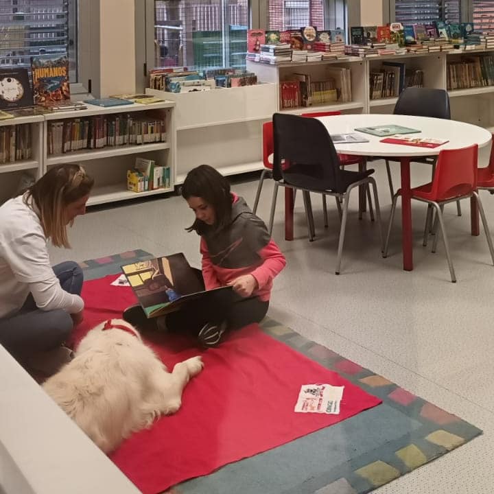 Lectura de niños al perro Klaus