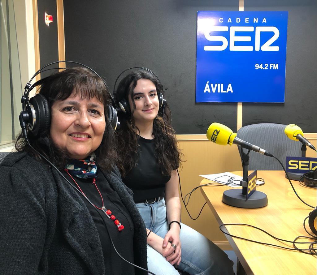 La profesora Dolores Blázquez con Aroa Martín en los estudios de Ser Ávila