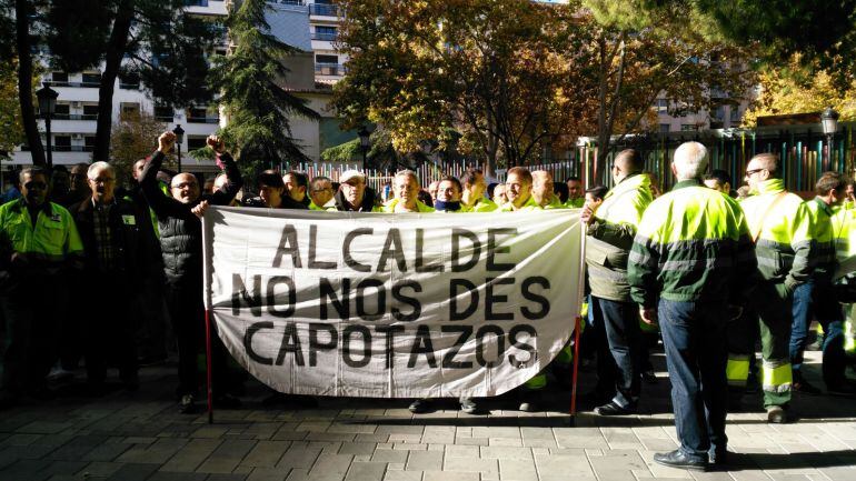 Los trabajadores se han manifestado a las puertas del ayuntamiento
