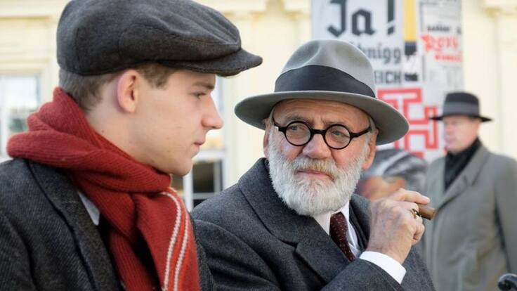 Hoy por Hoy Alicante | Buenas noches y buena suerte, con Gonzalo Eulogio: 'El vendedor de tabaco' y 'Largo viaje hacia la noche'