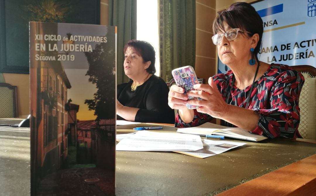 La alcaldesa Clara Luquero junto a la concejala Claudia de Santos durante la presentación de las actividades de la Judería