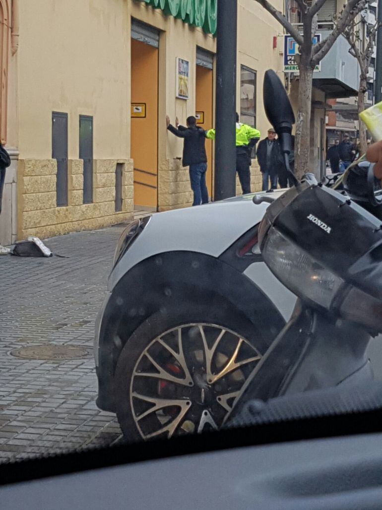 Imagen de la detención de uno de los presuntos atracadores