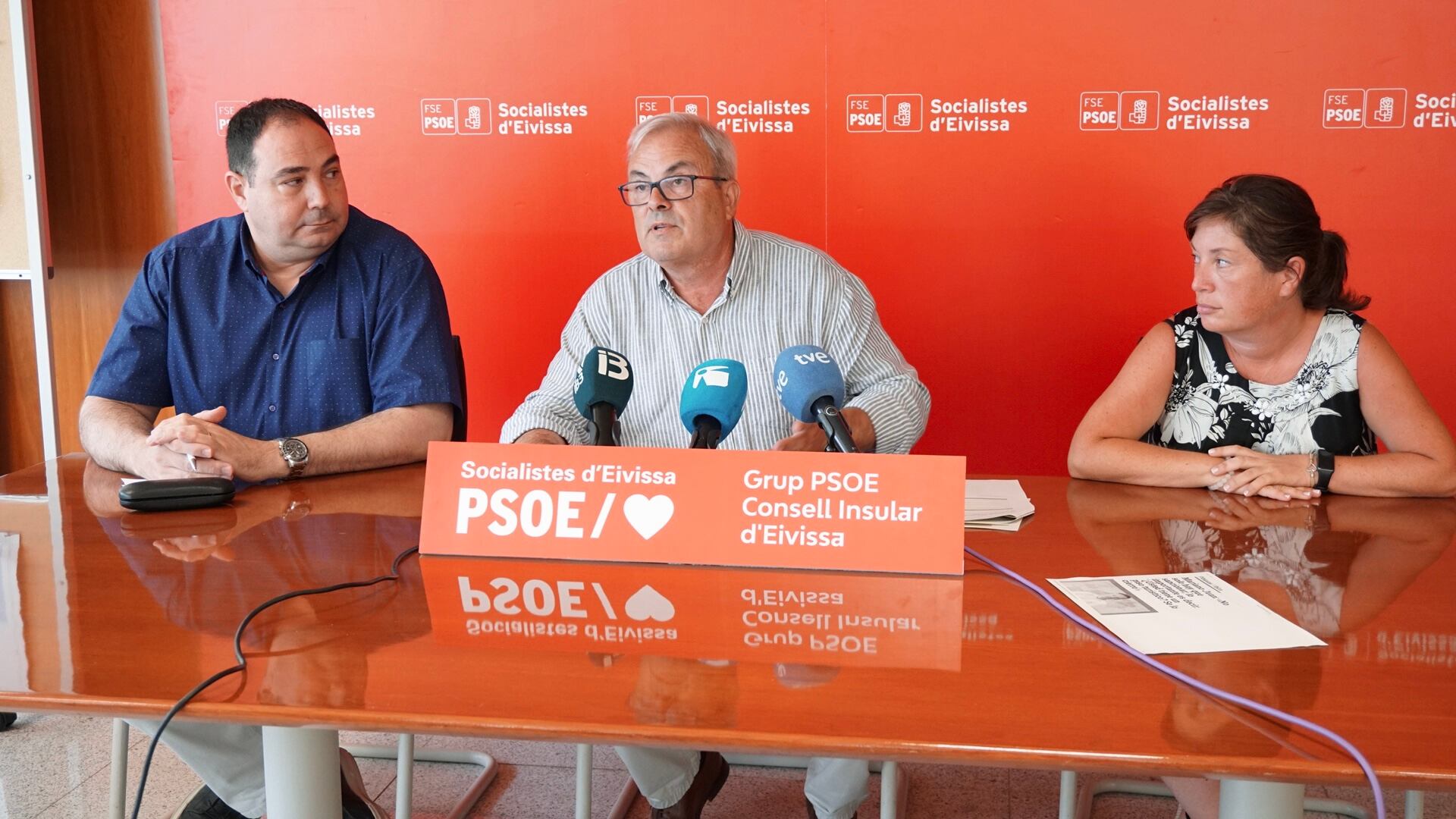 Vicent Torres y miembros del grupo socialista del Consell durante la rueda de prensa (FSE)