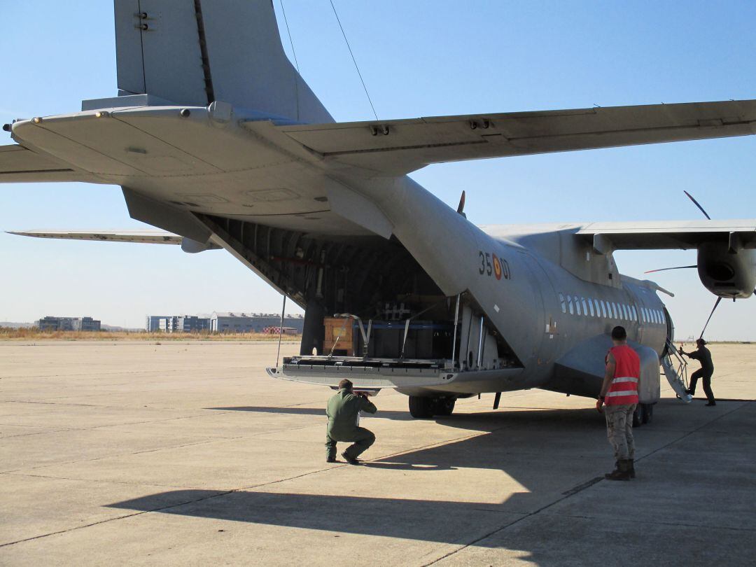 Imagen de los preparativos del segundo avión C-295 del Ala 35 que despegó hace un mes de la Base Aérea de Getafe para formar parte del Destacamento Marfil en Dakar (Senegal).