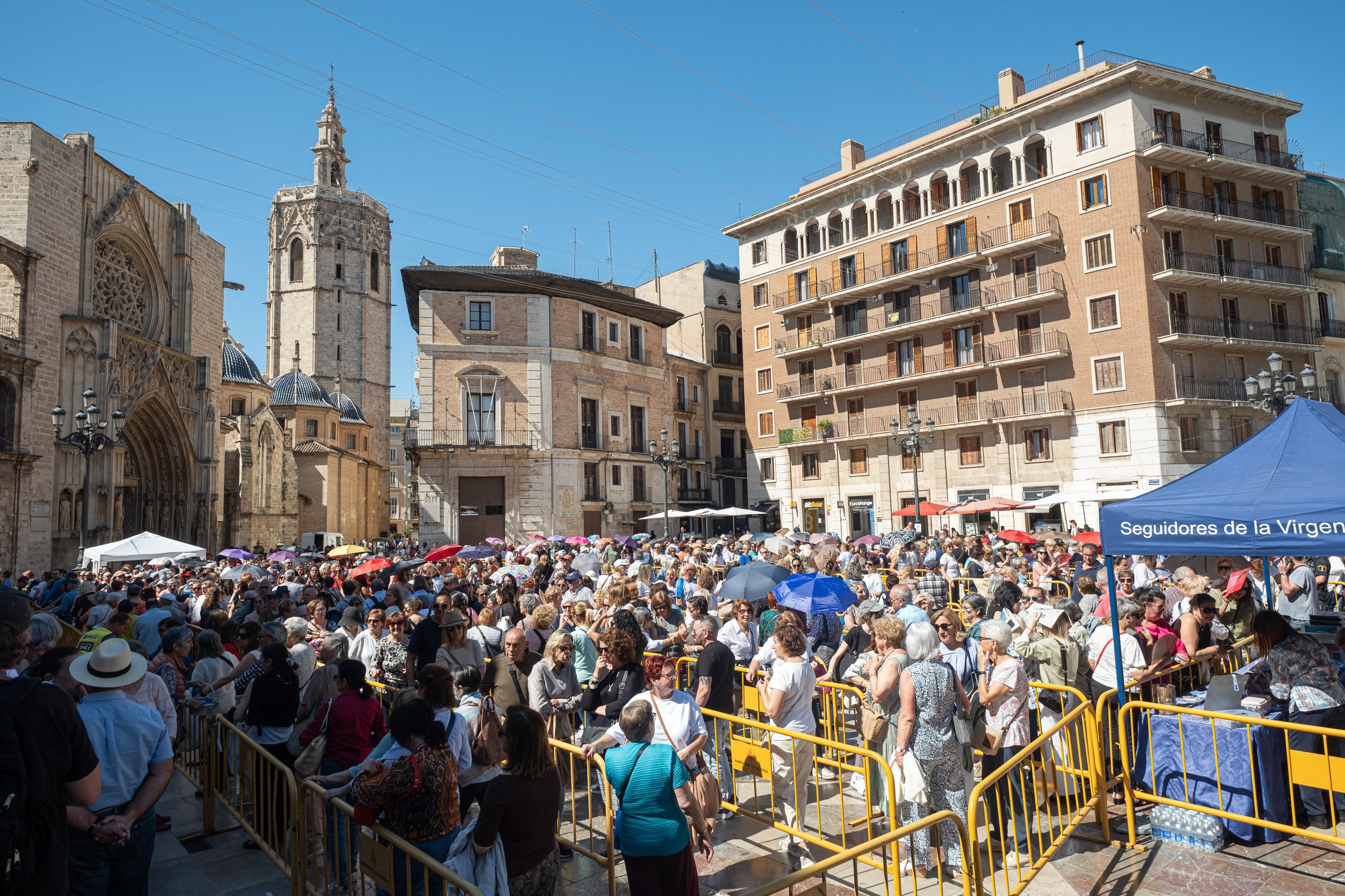 Miles de valencianos pasan ante la Mare de Déu en el Besamanos de la Basílica (mayo 2024)