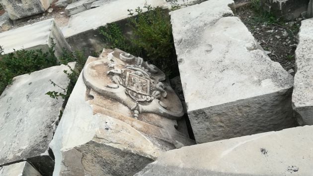 Bloques de piedras caídas en la entrada del Cementerio de Petrer