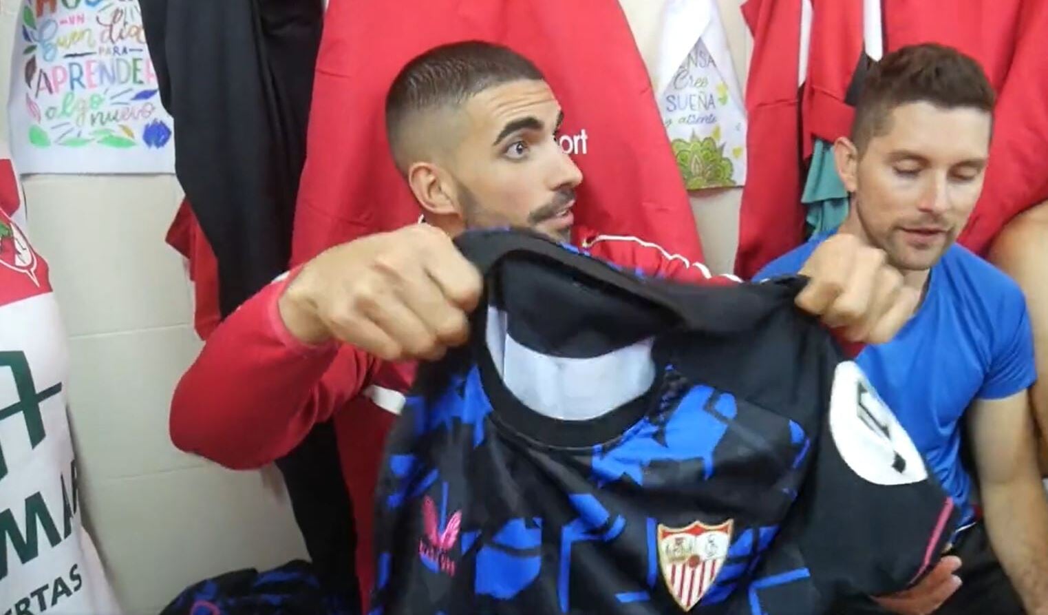 Los jugadores del Quintanar sortean las camisetas del Sevilla