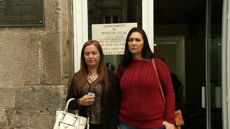 La presidenta de la Federación de Asociacións Veciñais Eduardo Chao, María Pérez, junto a Nuria, a las puertas de la oficina de benestar social del Concello de Vigo, situada en la plaza de la Princesa.