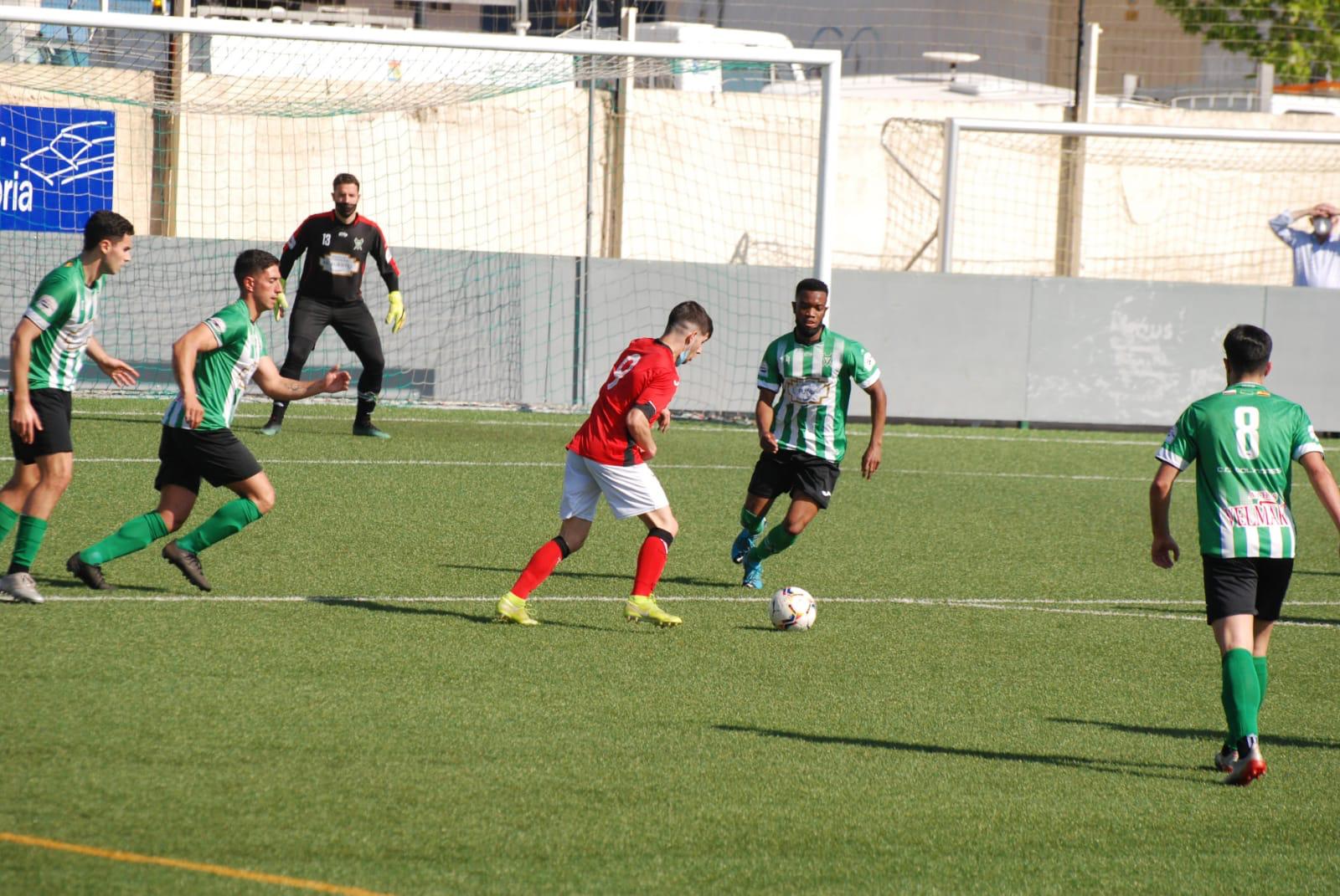 Jesus Macías (Velarde) encara a la defensa del Colindres, en la Fase de Ascenso de la temporada 2020-2021