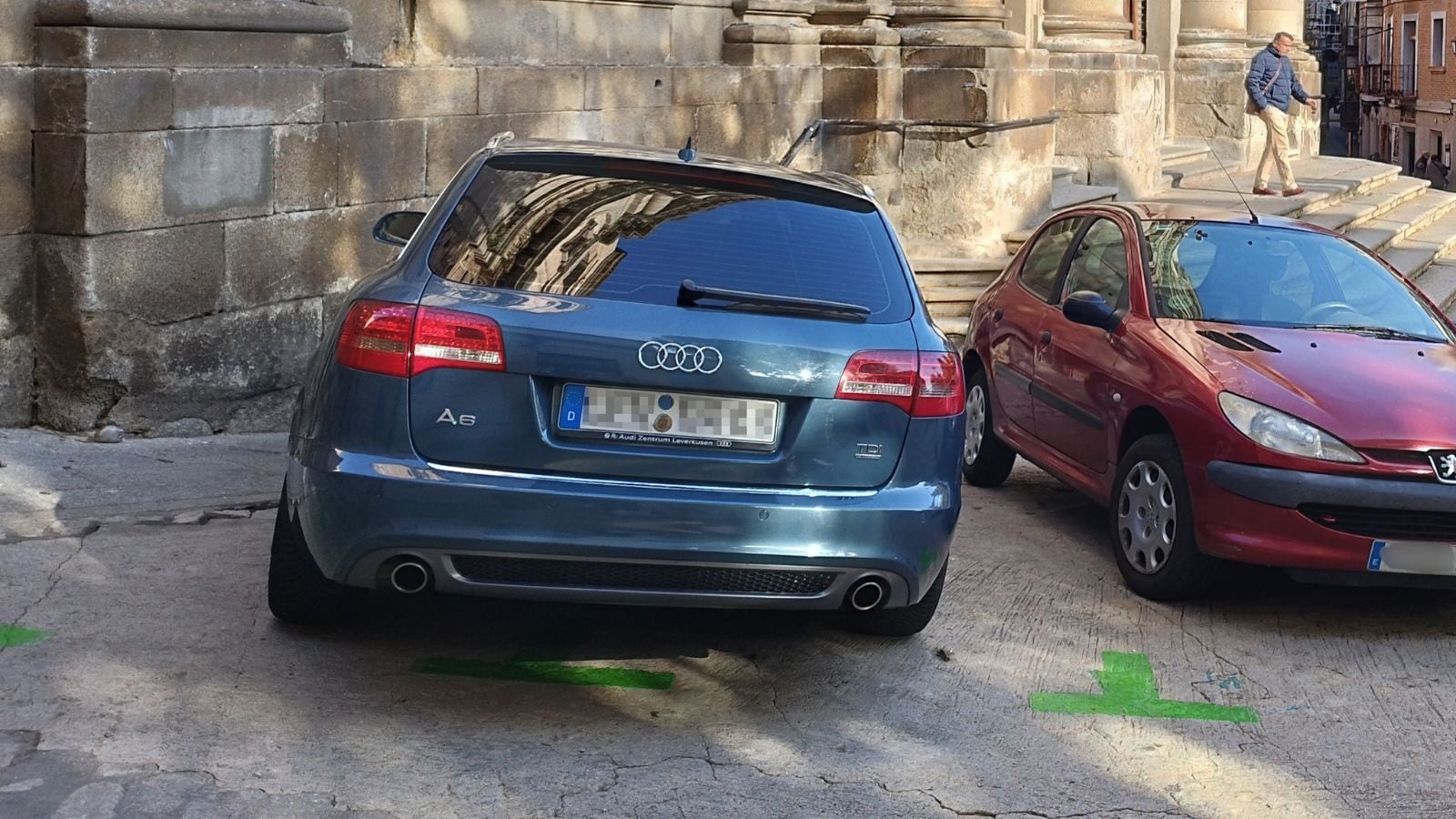 Imagen de un vehículo con matrícula extranjera aparcado en zona verde en el Casco Histórico de Toledo