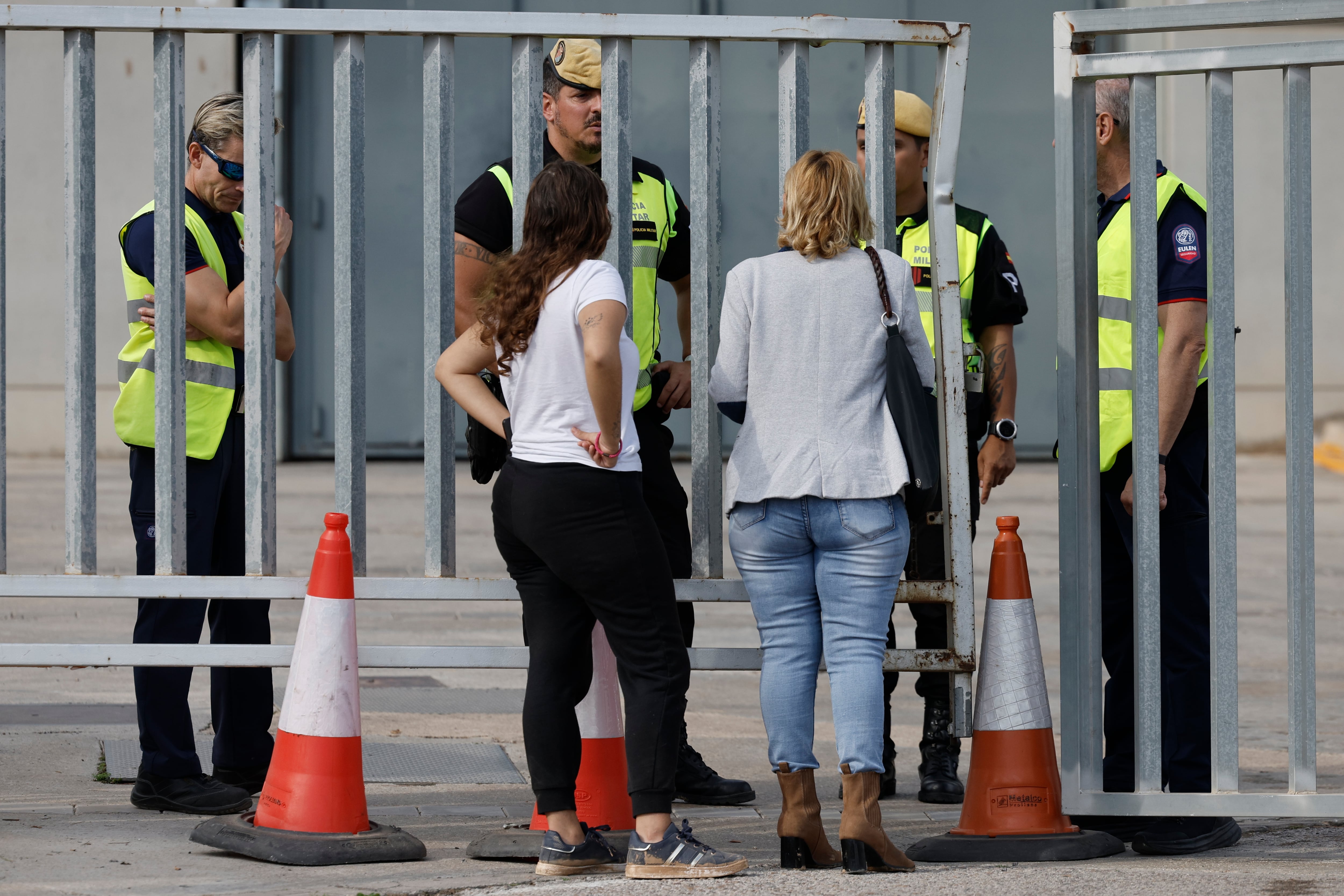 VALENCIA, 01/11/2024.- Dos mujeres hablan con efectivos de la UME a las puertas de la morgue improvisada que ha sido instalada en la Feria de Valencia, este viernes. La Comunitat Valenciana intenta recuperarse de la peor DANA del siglo en España, que ha dejado hasta el momento más de 150 muertos en esa región, además de un inmenso escenario de daños en carreteras, calles e infraestructuras de numerosas localidades. EFE/Kai Försterling
