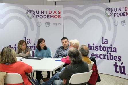 Encuentro en la sede de Podemos con pensionistas