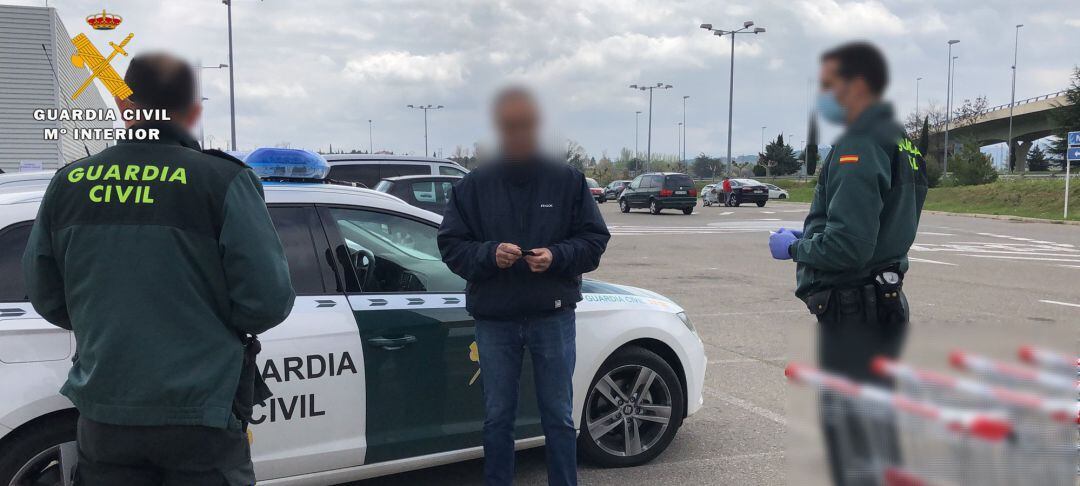 Los agentes, sancionando a un ciudadano