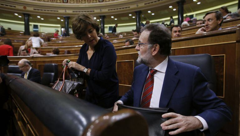 El presidente del Gobierno, Mariano Rajoy, junto a la vicepresidenta, Soraya Sáenz de Santamaría, al inicio de la sesión de control al Ejecutivo.