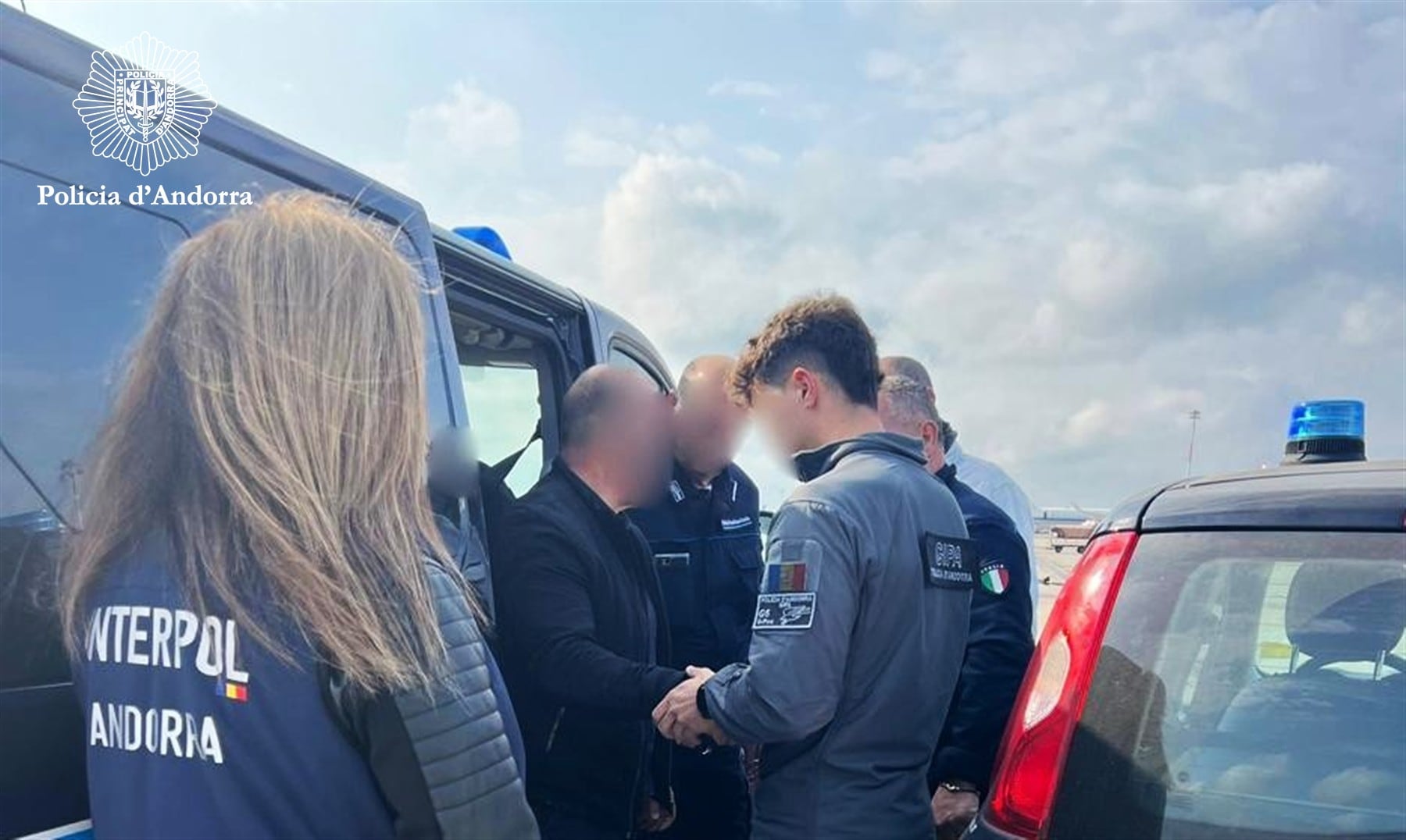 Moment en què la policia italiana lliura el detingut a la policia andorrana, buscat per la Batllia per un delicte major d'estafa.