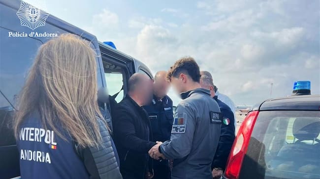 Moment en què la policia italiana lliura el detingut a la policia andorrana, buscat per la Batllia per un delicte major d'estafa.