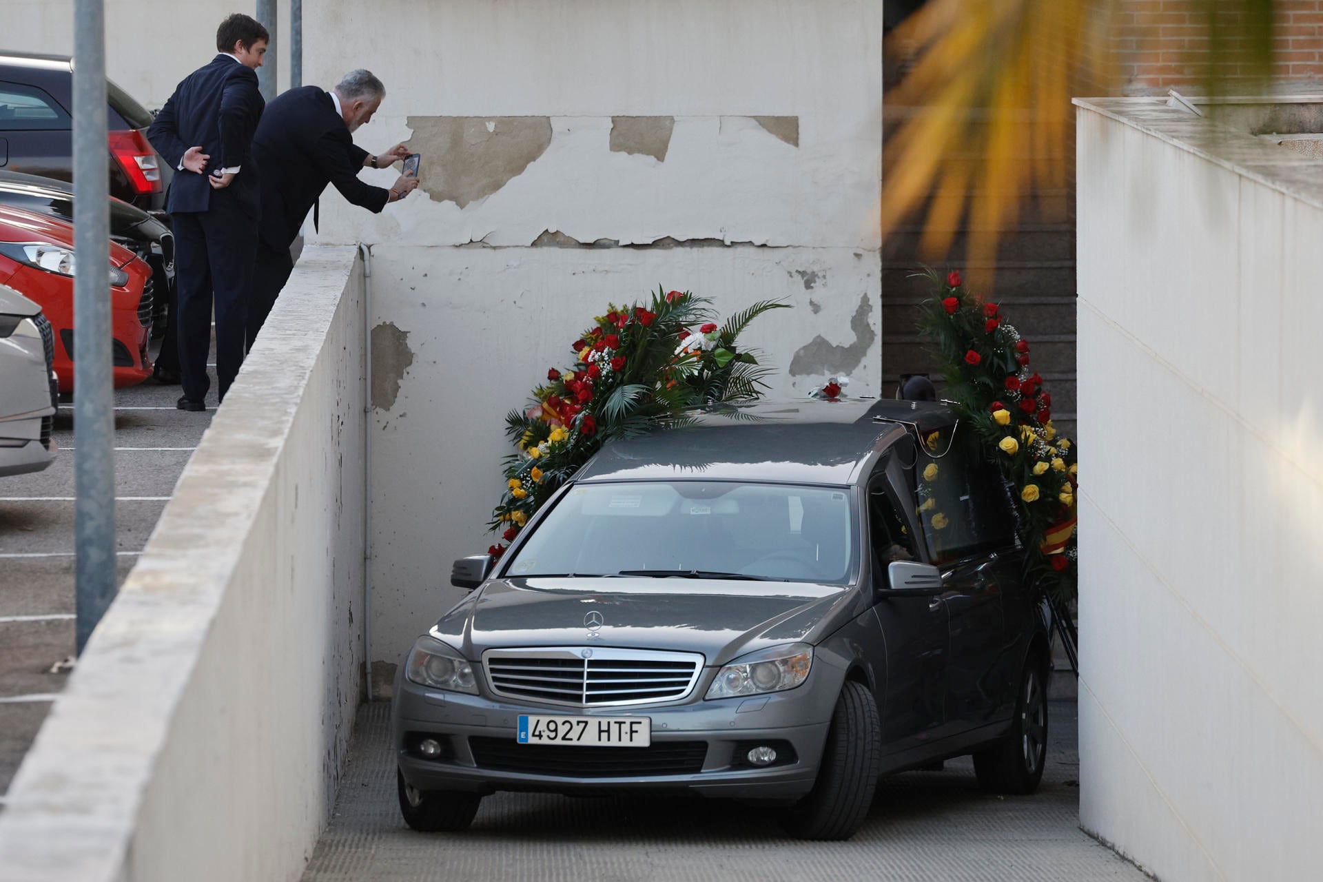 El coche fúnebre con los restos mortales del ex teniente coronel que protagonizó el intento de golpe de Estado hace 45 años, Antonio Tejero, este jueves a su salida del Tanatorio de Xátiva, antes de ser trasladado al Crematorio La Costera para la misa funeral, a las 19 horas, y la incineración del cadáver.-EFE/ Kai Försterling