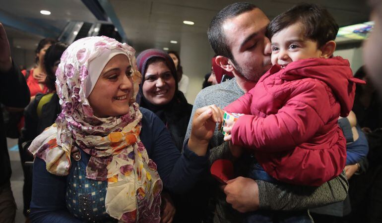 Una familia de refugiados sirios a su llegada al aeropuerto O&#039;Hare de Chicago (Estados Unidos).